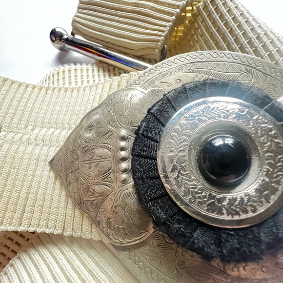 Vintage eggshell and etched silver/black fashion belt. - Picture 12 of 15